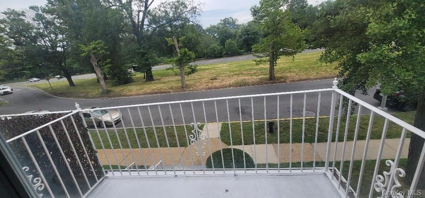LOCATION!!!LOCATION!!! ROSEDALE!!!! Welcomes to this Lovely and - photo 9
