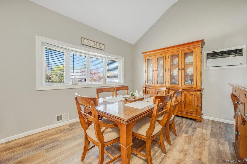Immaculate, move-in ready multi-level home located in the heart - photo 12
