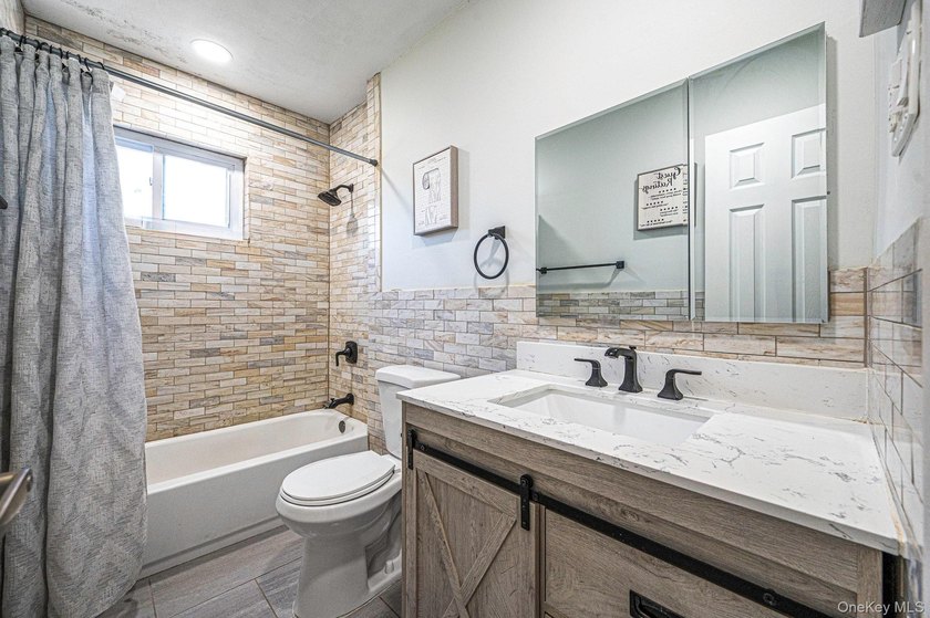 Immaculate, move-in ready multi-level home located in the heart - photo 17