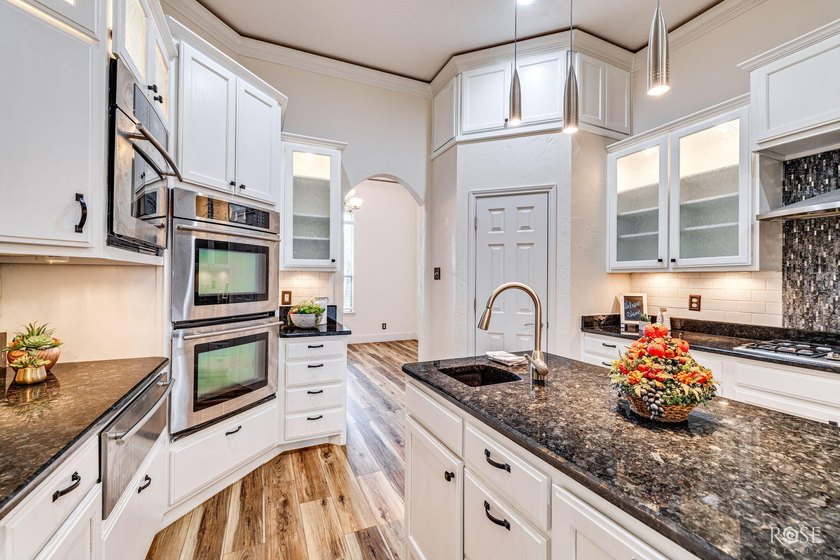 Welcome to an extraordinary Butler Farms residence where - photo 17