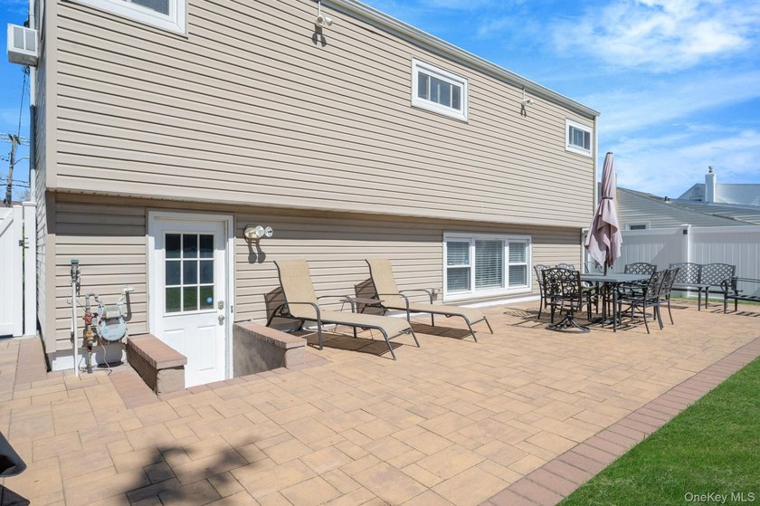 Immaculate, move-in ready multi-level home located in the heart - photo 23