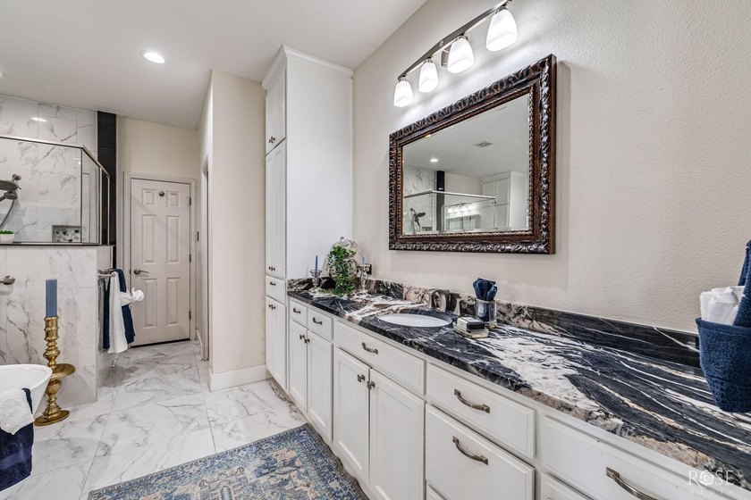 Welcome to an extraordinary Butler Farms residence where - photo 24