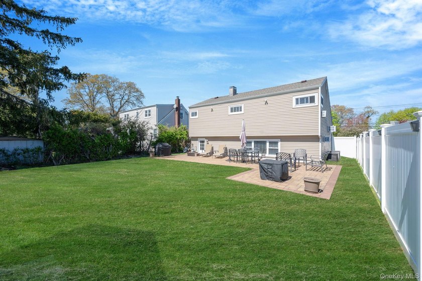 Immaculate, move-in ready multi-level home located in the heart - photo 26