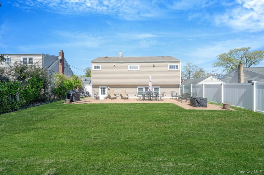 Immaculate, move-in ready multi-level home located in the heart - photo 27