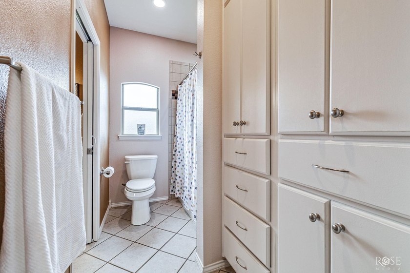 Welcome to an extraordinary Butler Farms residence where - photo 36