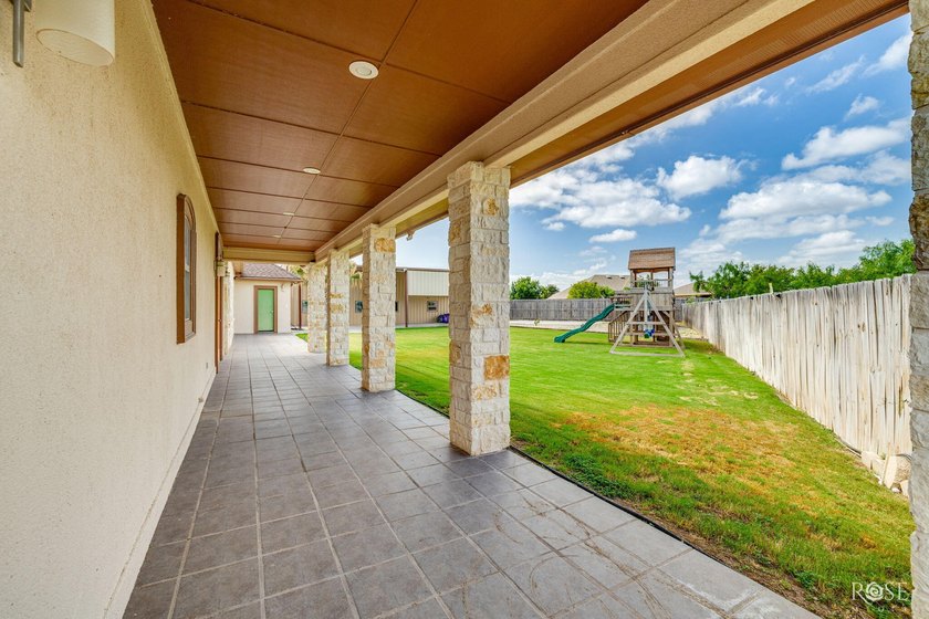 Welcome to an extraordinary Butler Farms residence where - photo 44