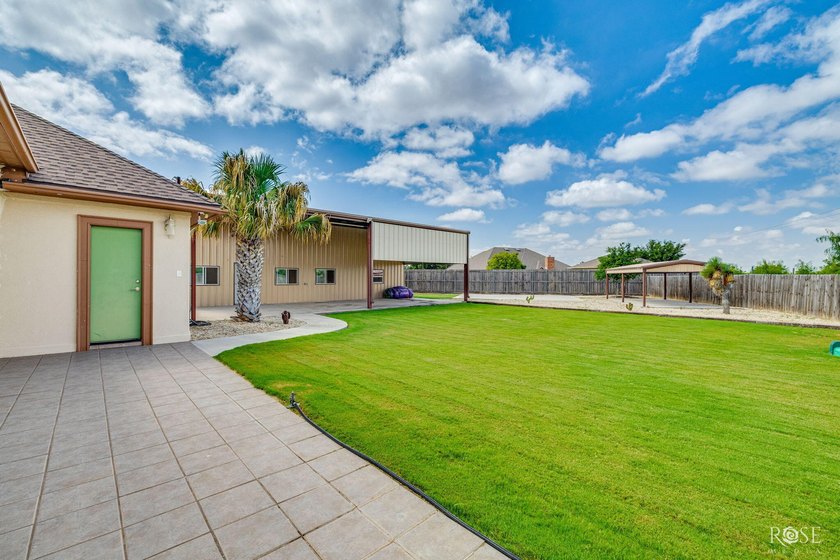 Welcome to an extraordinary Butler Farms residence where - photo 45