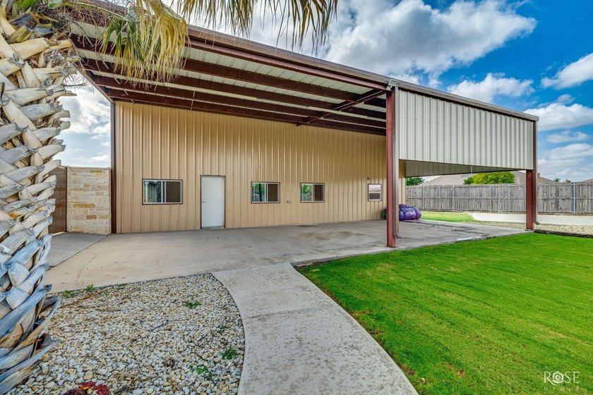 Welcome to an extraordinary Butler Farms residence where - photo 47