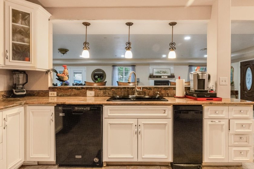 Welcome to this spacious 3-bedroom, 3-bathroom home located in - photo 14