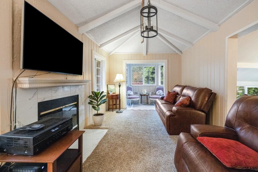 Welcome to this spacious 3-bedroom, 3-bathroom home located in - photo 20