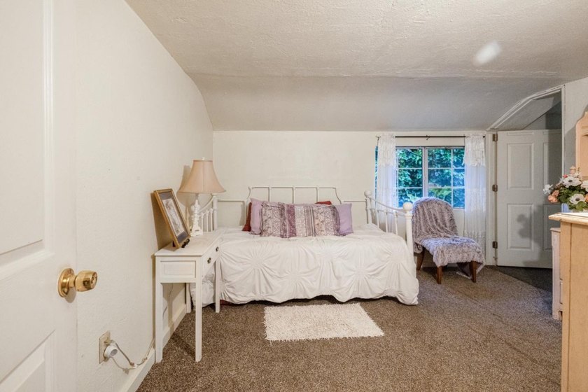 Welcome to this spacious 3-bedroom, 3-bathroom home located in - photo 21