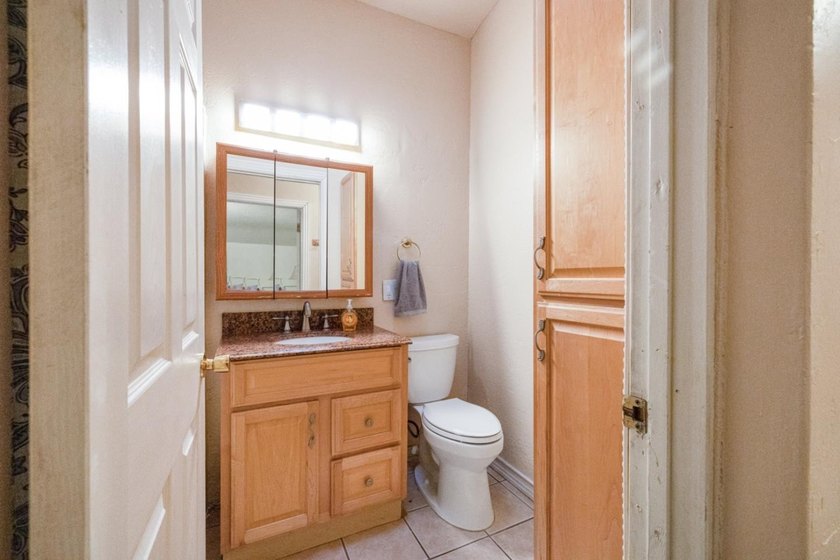 Welcome to this spacious 3-bedroom, 3-bathroom home located in - photo 23