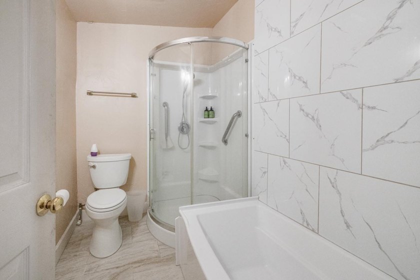 Welcome to this spacious 3-bedroom, 3-bathroom home located in - photo 24