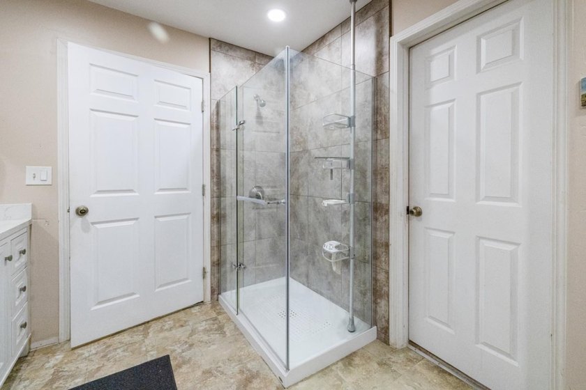 Welcome to this spacious 3-bedroom, 3-bathroom home located in - photo 30