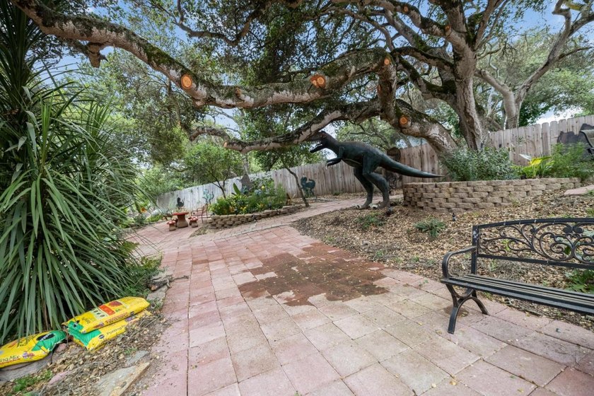 Welcome to this spacious 3-bedroom, 3-bathroom home located in - photo 41