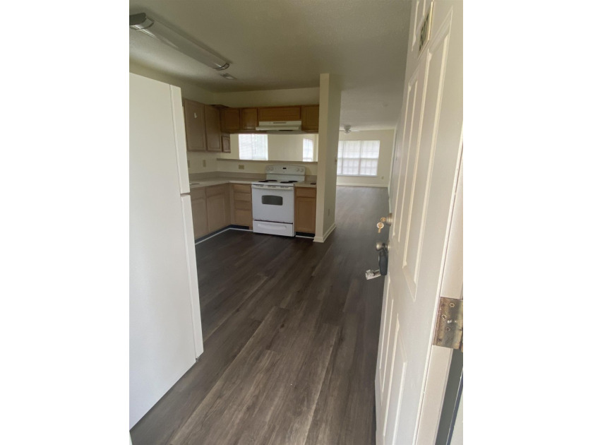INVESTOR SPECIAL with instant rental income! This 2-bedroom - photo 4
