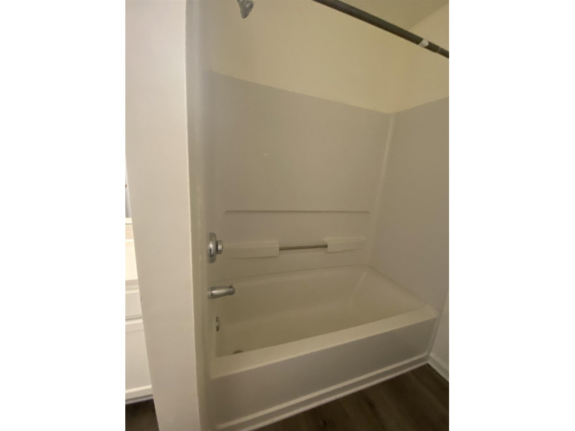 INVESTOR SPECIAL with instant rental income! This 2-bedroom - photo 8