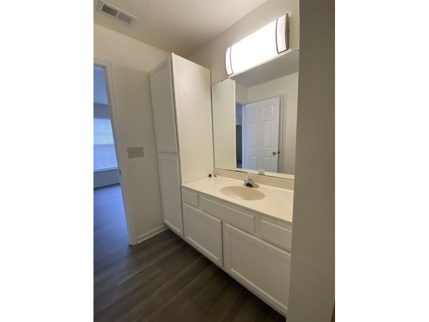 INVESTOR SPECIAL with instant rental income! This 2-bedroom - photo 9