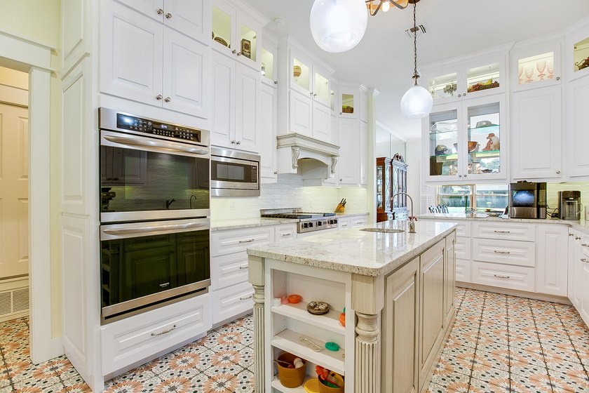 Check out this 4 bed 3.5 bath luxury home in the Heart of - photo 15