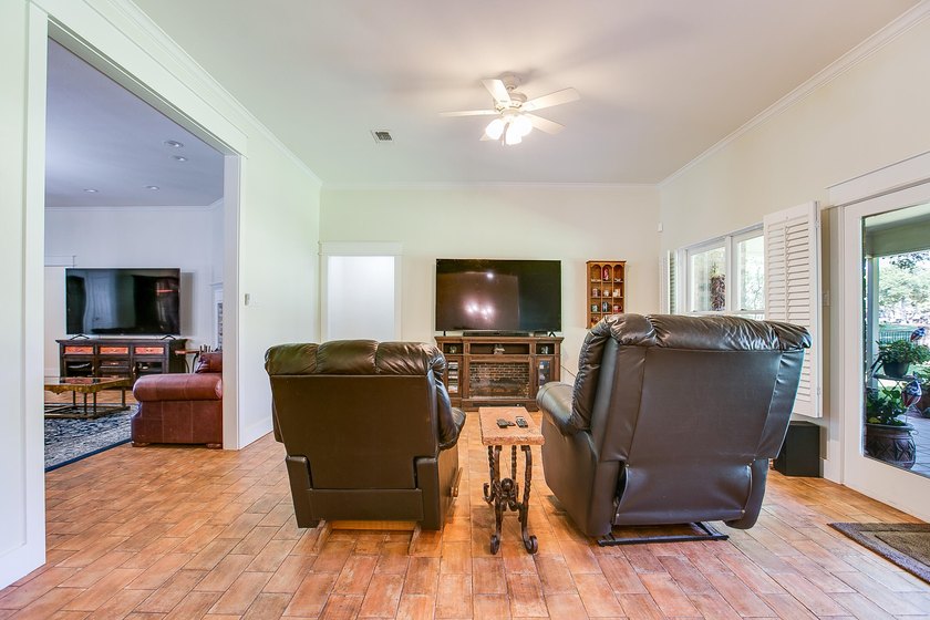 Check out this 4 bed 3.5 bath luxury home in the Heart of - photo 19