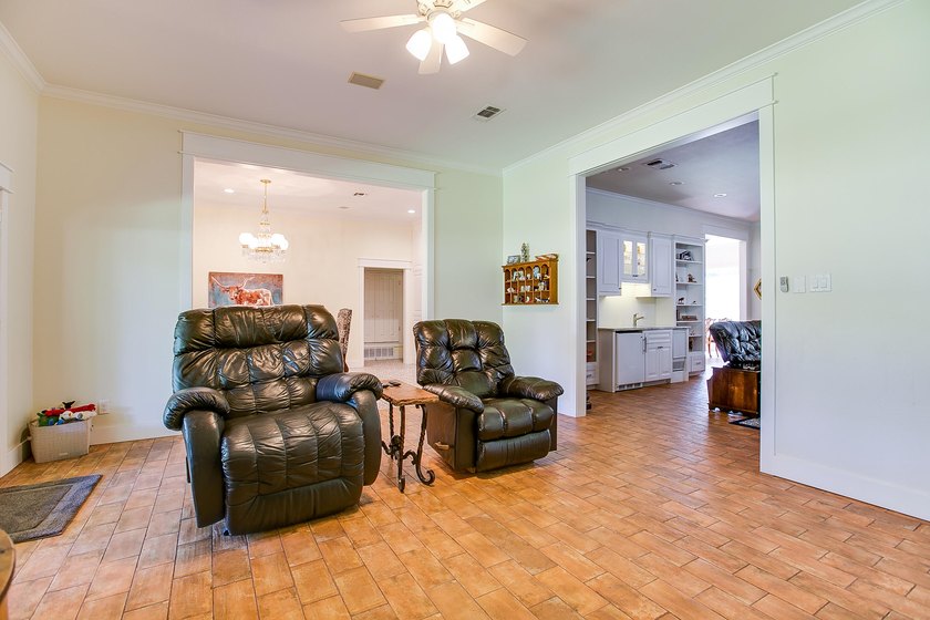 Check out this 4 bed 3.5 bath luxury home in the Heart of - photo 21