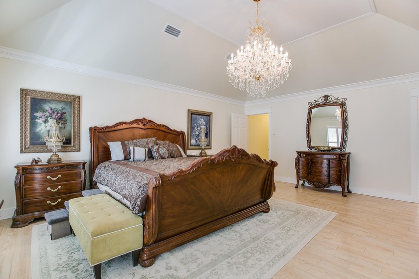 Check out this 4 bed 3.5 bath luxury home in the Heart of - photo 23