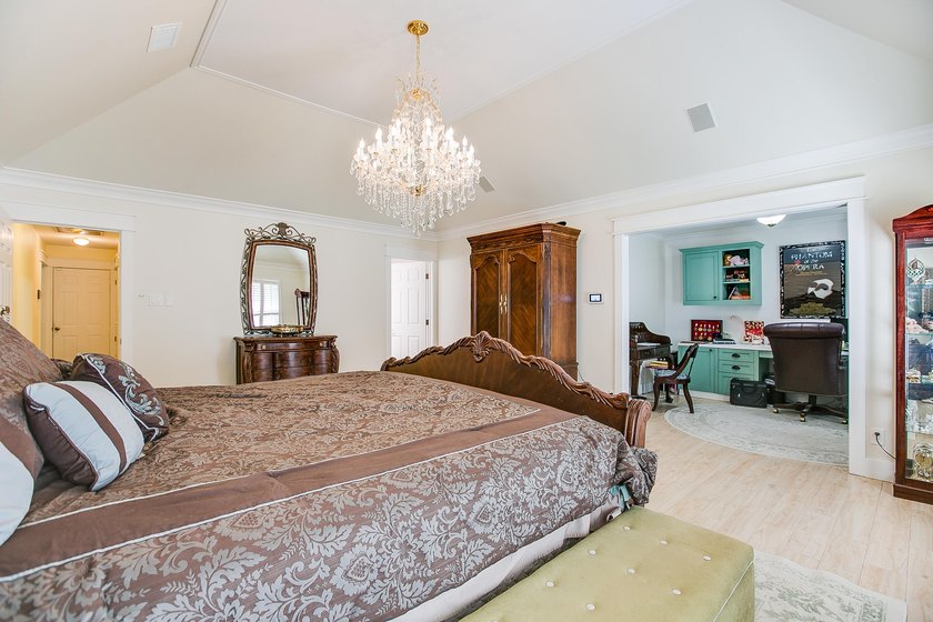 Check out this 4 bed 3.5 bath luxury home in the Heart of - photo 24