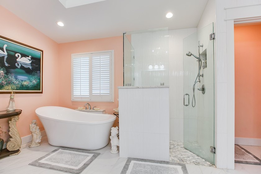 Check out this 4 bed 3.5 bath luxury home in the Heart of - photo 28