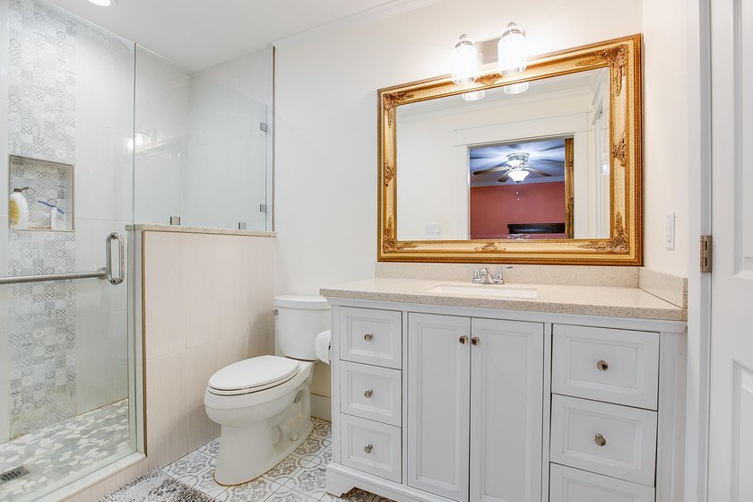Check out this 4 bed 3.5 bath luxury home in the Heart of - photo 32