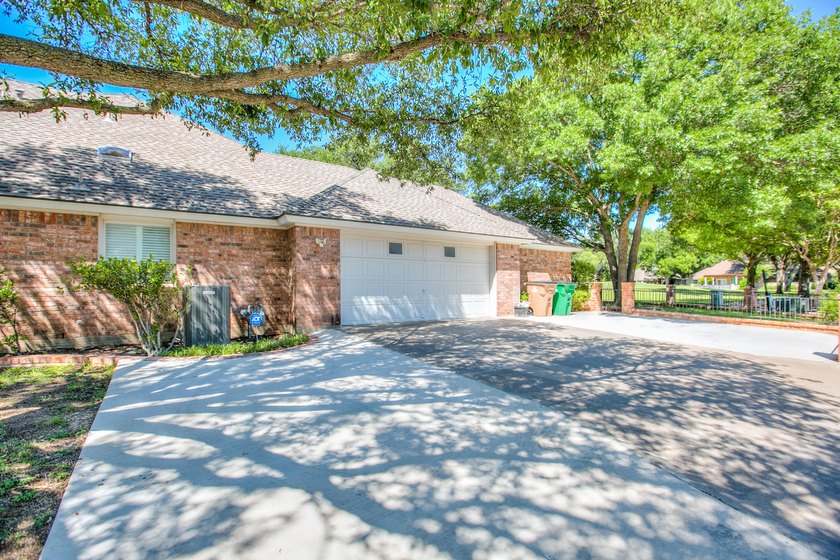 Check out this 4 bed 3.5 bath luxury home in the Heart of - photo 43