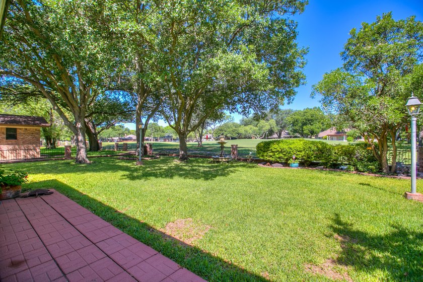 Check out this 4 bed 3.5 bath luxury home in the Heart of - photo 44