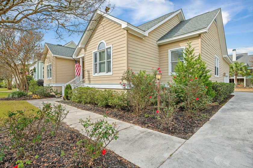 Welcome to this beautiful custom-built home that has been - photo 3