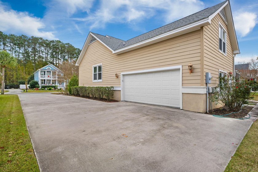Welcome to this beautiful custom-built home that has been - photo 4