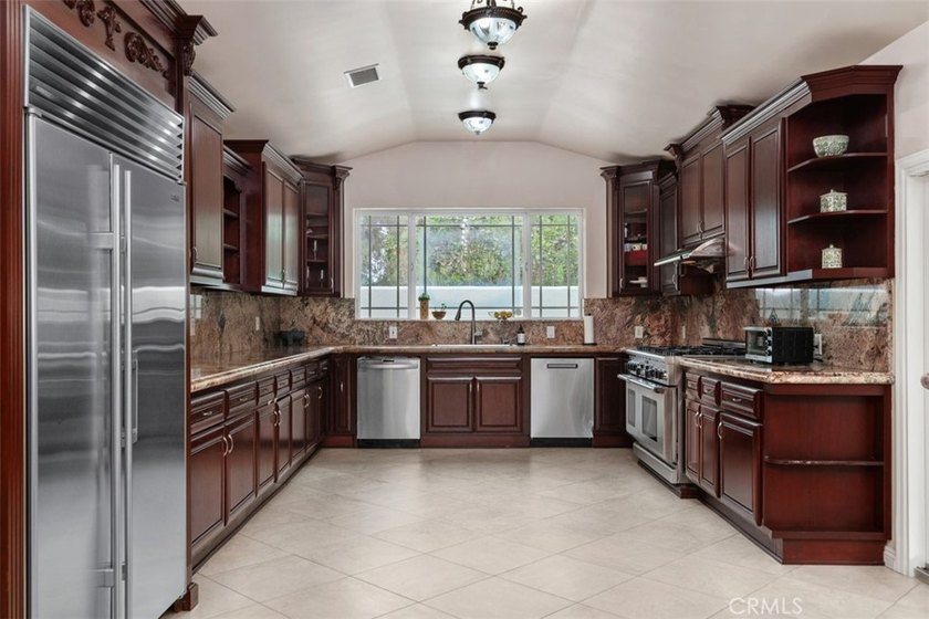Extraordinary custom estate offering 5,316 sq. ft. of elegant - photo 21