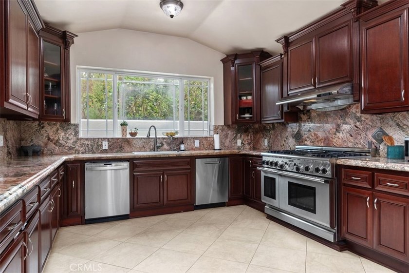 Extraordinary custom estate offering 5,316 sq. ft. of elegant - photo 22