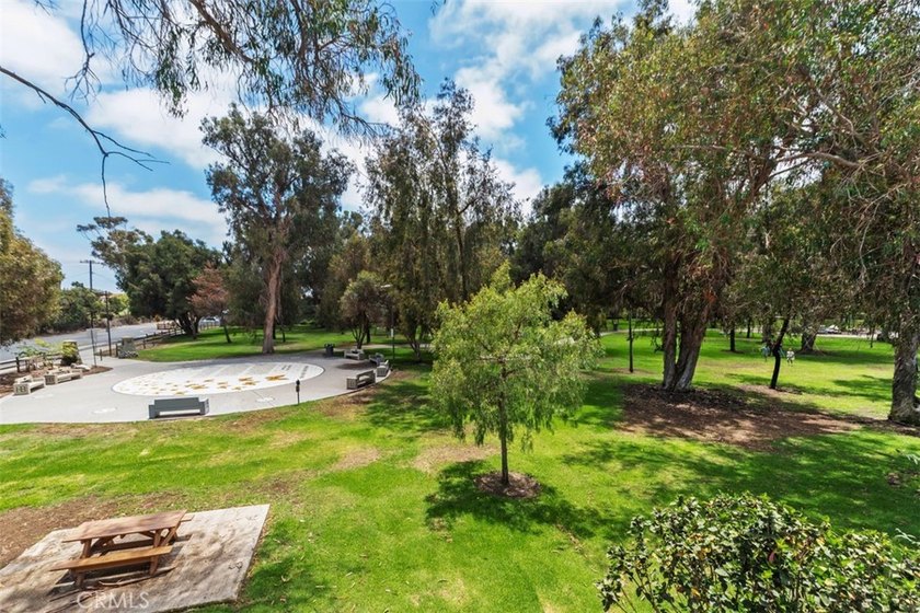 Extraordinary custom estate offering 5,316 sq. ft. of elegant - photo 27
