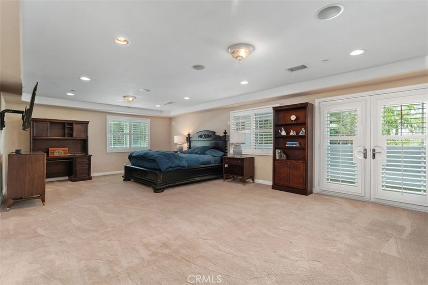 Extraordinary custom estate offering 5,316 sq. ft. of elegant - photo 32