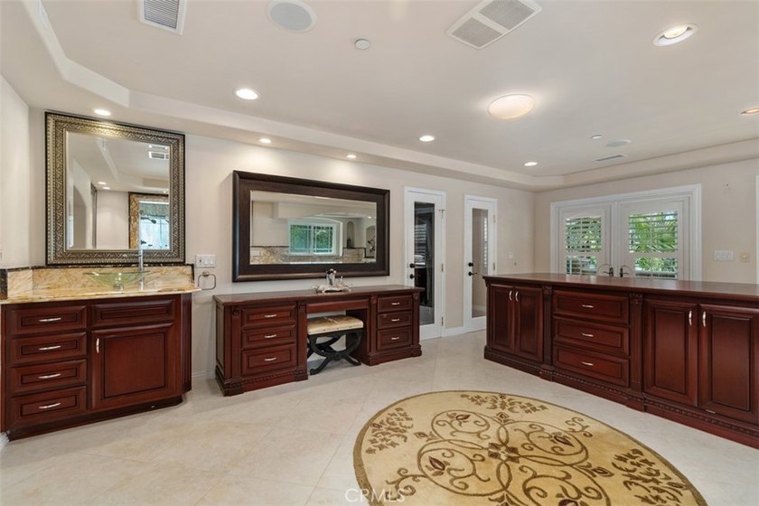 Extraordinary custom estate offering 5,316 sq. ft. of elegant - photo 36