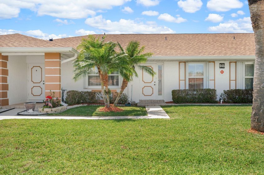 This 2/2 interior condo has the PERFECT location with a full - photo 2