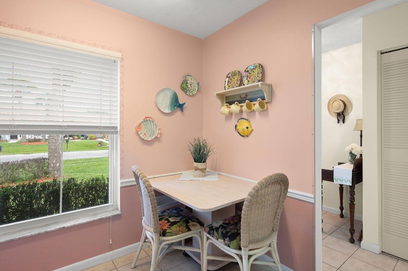 This 2/2 interior condo has the PERFECT location with a full - photo 4