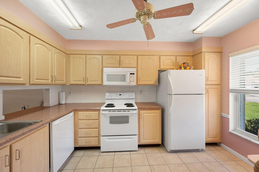 This 2/2 interior condo has the PERFECT location with a full - photo 5