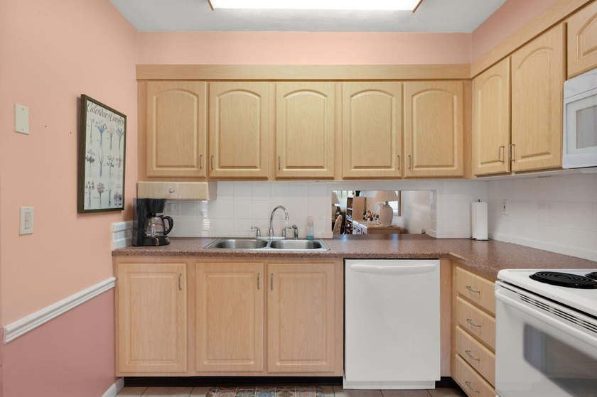 This 2/2 interior condo has the PERFECT location with a full - photo 6