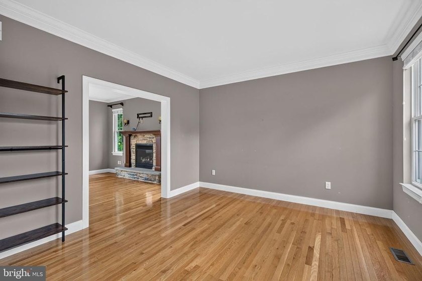 Beautifully maintained 4-Bedroom home on close to a half acre - photo 6