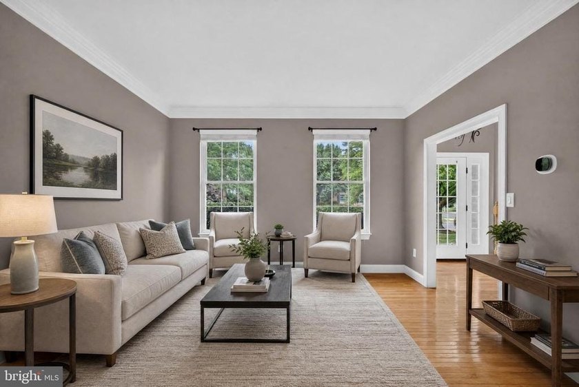 Beautifully maintained 4-Bedroom home on close to a half acre - photo 8
