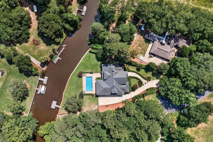 Experience the best of waterfront living at 62 Caretaker Lane - photo 2