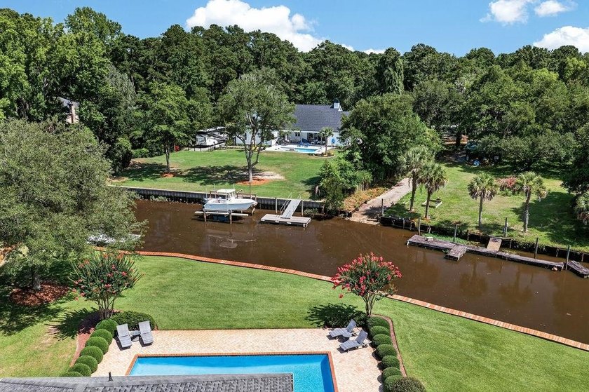 Experience the best of waterfront living at 62 Caretaker Lane - photo 3