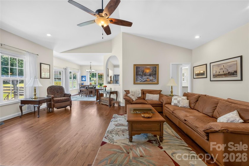 Sought-after, all-brick ranch-style home featuring 4 bedrooms, 3 - photo 15