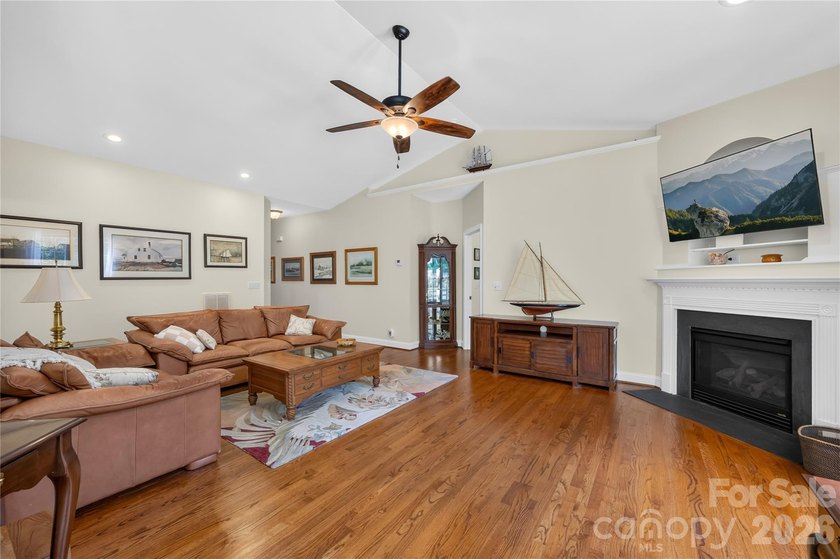 Sought-after, all-brick ranch-style home featuring 4 bedrooms, 3 - photo 17