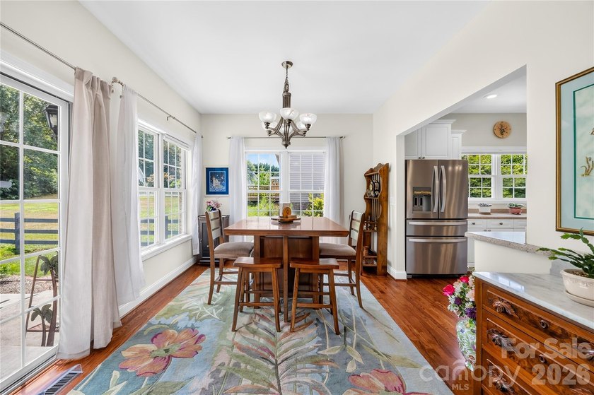 Sought-after, all-brick ranch-style home featuring 4 bedrooms, 3 - photo 18