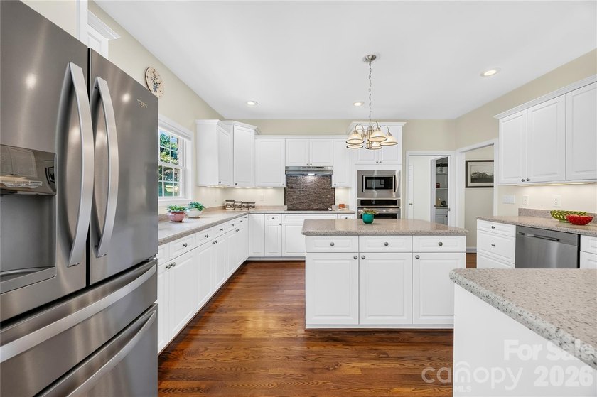 Sought-after, all-brick ranch-style home featuring 4 bedrooms, 3 - photo 20